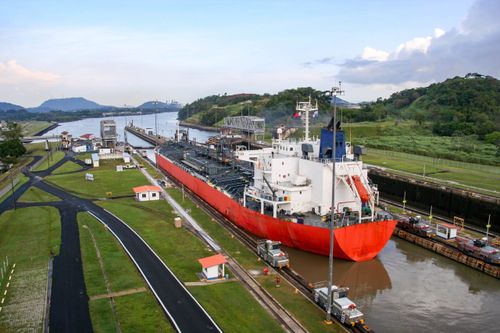 Canal de Panamá Cerca de su Capacidad Máxima a Medida que la Crisis de Ormuz Impulsa un Aumento en las Exportaciones de Energía de EE. UU.