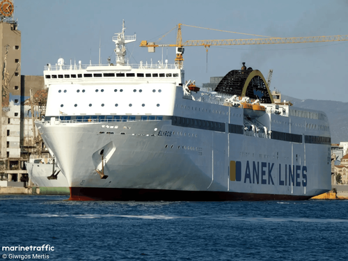 Colisão entre ferry e navio de carga no Porto de Souda, na Grécia