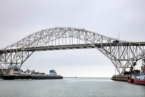 Cierre del canal de Corpus Christi tras caída de vehículo al agua