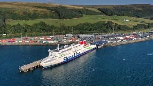 Estivador Morre Após Cabos de Amarração o Puxarem para a Água em Terminal de Ferry Escocês