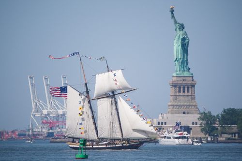 Mais de 40 Grandes Veleiros Desfilam Pelo Porto de Nova York para o America 250