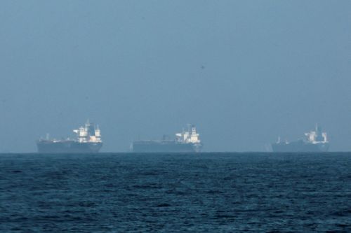 Petroleros se congregan fuera del Golfo Pérsico apostando por la reapertura de Ormuz