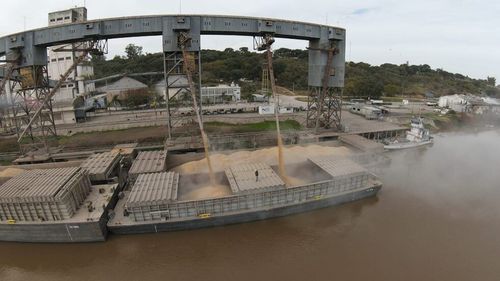 Puerto Diamante recibió su primer convoy completo de barcazas contenedoras y proyecta incorporar una grúa para avanzar hacia la exportación directa