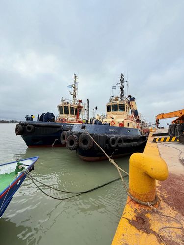 Amarraron en Puerto Rosales dos remolcadores para asistir a los buques tanque