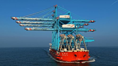 Navio Zhen Hua 27 entrega novos guindastes à APM Terminals Maasvlakte II