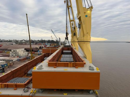 El Puerto de Rosario concretó una operación inédita con 12 barcazas y más de 4.400 toneladas de carga