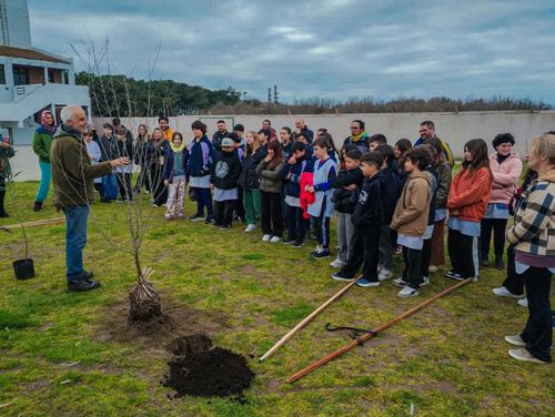 Más de 300 personas participaron de una jornada ambiental de Puerto Ciudad en la Escuela Nº 50