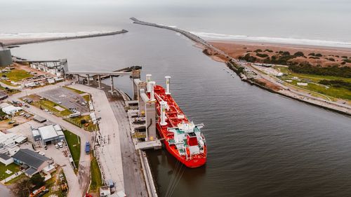 Innovación y tecnológia y sustentabilidad en Puerto Quequén: Arribó el buque "Santiago I" equipo con modernas velas de succión