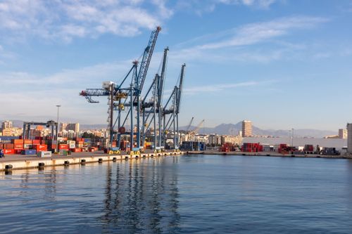 Más mercancías, más contenedores, más trenes y más exportaciones: el Puerto de Alicante afianza su crecimiento